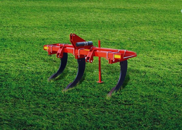 A close-up view of Murshid Farm Industries' Implement Chisel Plough with 3 tines, ready for efficient soil cultivation.