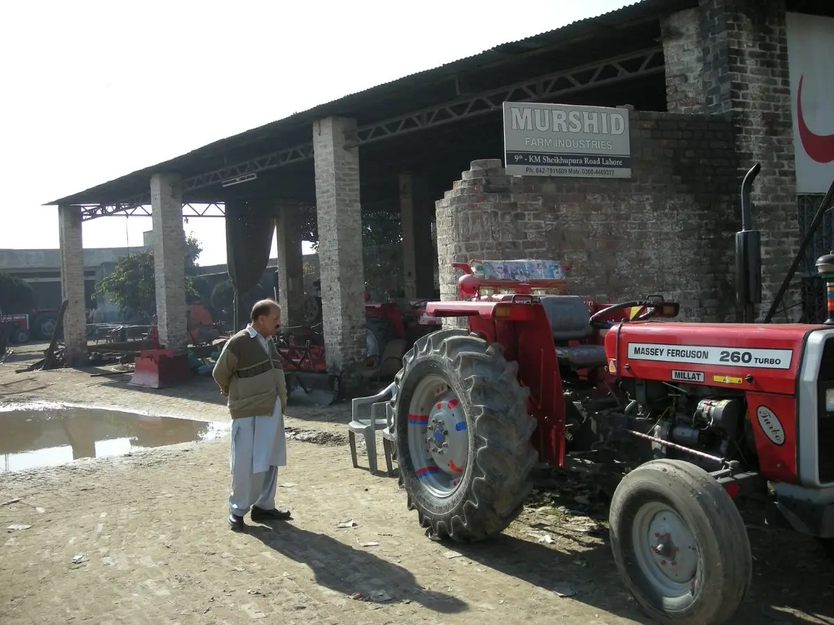 Turbocharged Massey Ferguson tractor MF 260 2WD 60 HP with Low Maintenance Mechanical Braking System for Kenyan Agricultural Se - Image 3